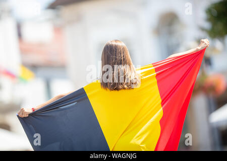 Felice attraente ragazza giovane con la bandiera belga. Foto Stock