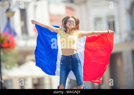 Felice attraente ragazza giovane con la bandiera della Francia. Foto Stock