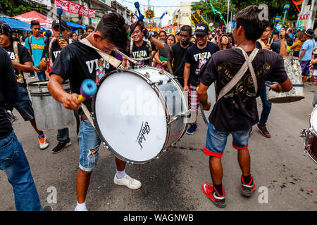 I percussionisti eseguire durante una processione di strada, Ati-Atihan Festival, Kalibo, Panay Island, Aklan Provincia delle Filippine. Foto Stock