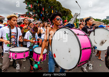 I percussionisti eseguire durante una processione di strada, Ati-Atihan Festival, Kalibo, Panay Island, Aklan Provincia delle Filippine. Foto Stock