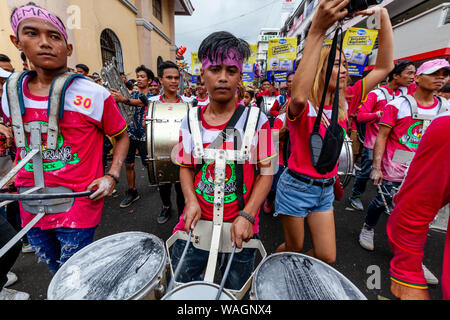 I percussionisti eseguire durante una processione di strada, Ati-Atihan Festival, Kalibo, Panay Island, Aklan Provincia delle Filippine. Foto Stock