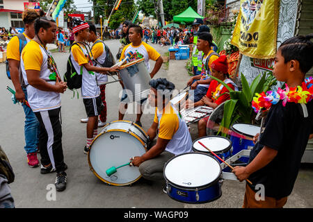 I percussionisti attendere per prendere parte al Festival Ati-Atihan, Kalibo, Panay Island, Aklan Provincia delle Filippine. Foto Stock