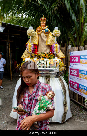 Un galleggiante con un Santo Nino statua è pronto a prendere parte alla processione di strada durante il Festival Ati-Atihan, Kalibo, Panay Island, Filippine. Foto Stock