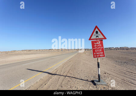 Strada vicino al villaggio di Khaluf, Oman Foto Stock