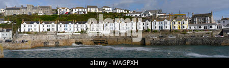 Terrazza vittoriana alloggiamento Porthleven affacciato sul porto, Porthleven, Cornwall, Cornwall, England, Regno Unito Foto Stock