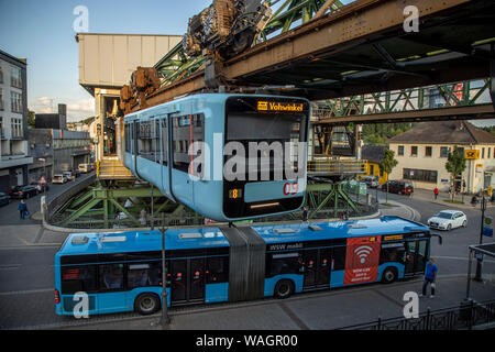 Il Wuppertal ferroviaria di sospensione, treno di ultima generazione 15, Wuppertal, Germania Wuppertal Barmen, stazione di collegamento Can Bus, Foto Stock