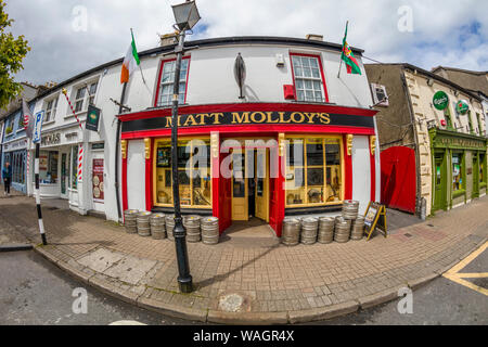 Parte anteriore del pub di Westport nella contea di Mayo in Irlanda Foto Stock