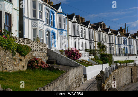 Terrazza vittoriana alloggiamento Porthleven affacciato sul porto, Porthleven, Cornwall, Cornwall, England, Regno Unito Foto Stock