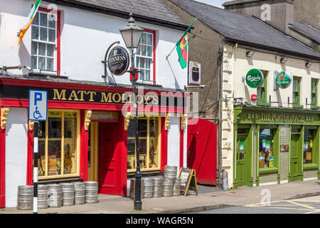 Parte anteriore del pub di Westport nella contea di Mayo in Irlanda Foto Stock