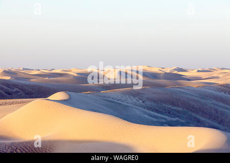 Dune bianche lungo la costa, Al Khaluf, Oman, Medio Oriente Foto Stock