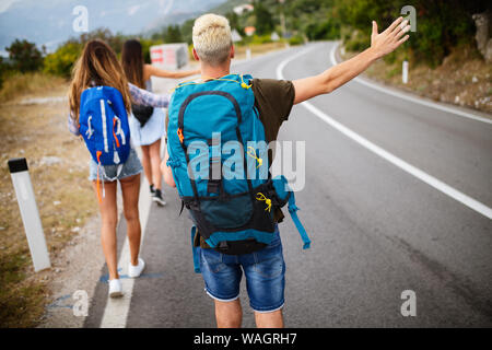 Gruppo di viaggiatori con lo zaino in spalla e giovani amici viaggiare e divertirsi insieme Foto Stock