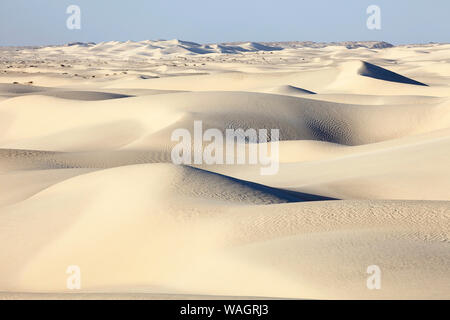 Dune bianche lungo la costa, Al Khaluf, Oman, Medio Oriente Foto Stock