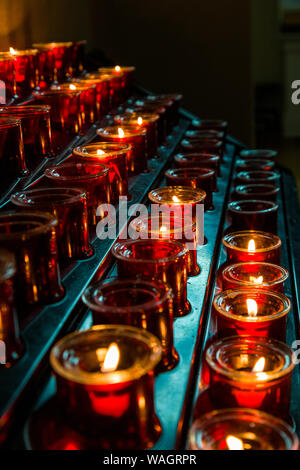 Candele votive o di preghiera candele in St Patricks Chiesa cattolica in Newport nella contea di Mayo in Irlanda Foto Stock