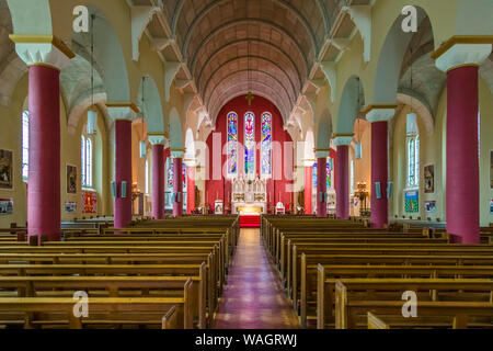 Interno della St Patricks chiesa cattolica con 3 bay vetrate di Irlanda più famoso artista di vetro macchiato, Harry Clarke' 1889-1931 .nella nuova Foto Stock