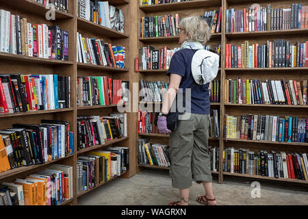 Una donna shopping per libri di musica allo Strand Book Store su Broadway nel Greenwich Village di New York City. Foto Stock