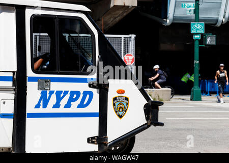New York - Circa Agosto 2019: New York del Dipartimento di Polizia di veicolo. NYPD ha competenza in tutti i distretti di New York City I Foto Stock