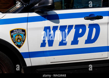 New York - Circa Agosto 2019: New York il dipartimento di polizia di un SUV. NYPD ha competenza in tutti i distretti di New York City II Foto Stock