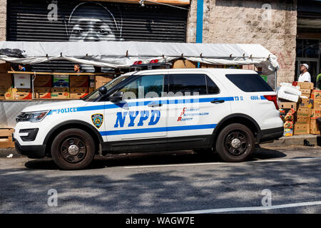 New York - Circa Agosto 2019: New York il dipartimento di polizia di un SUV. NYPD ha competenza in tutti i distretti di New York City III Foto Stock