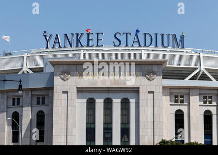 New York - Circa Agosto 2019: Yankee Stadium esterno e la facciata. Il nuovo Yankee Stadium è stato completato nel 2009 II Foto Stock