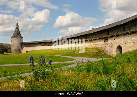 Vista del Pskov Krom (fortezza) pareti da interno, Pskov, Russia Foto Stock