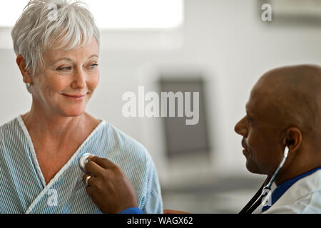 Campfire masterizzazione su una spiaggia di sabbia. Foto Stock