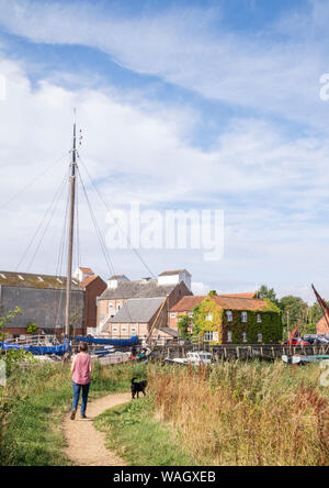 Passeggiando lungo il fiume Alde a Snape Maltings sulle rive del fiume Alde a Snape, sulla costa di Suffolk, Suffolk, Inghilterra, Regno Unito Foto Stock