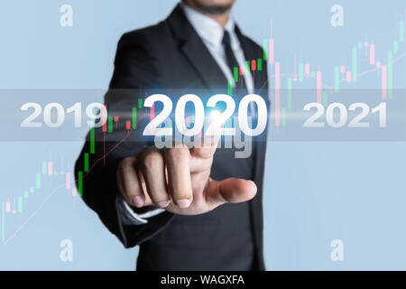 Imprenditori "investitori" tocchino il 2020 con stock di grafico. Concetto di targeting per il successo Foto Stock