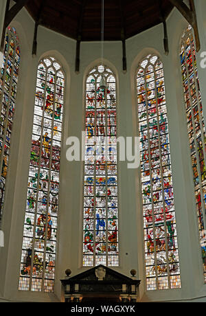 Delft, Paesi Bassi - 2019.08.09: Piombo finestre di vetro della vecchia chiesa (Oude Kerk) Foto Stock