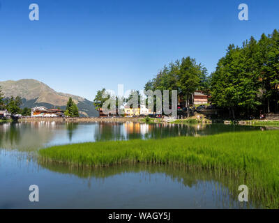 CERRETO LAGHI, Italia - 11 agosto 2019: vicino al Passo del Cerreto dell'Appennino, la zona è conosciuta come una località sciistica ma in estate è una bellissima Foto Stock