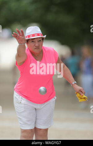 Durante il mese di luglio sono effettuate il più grande del mondo di torneo di bocce gioco di Provenza a Marsiglia in Francia. Più di 12.000 giocatori Foto Stock