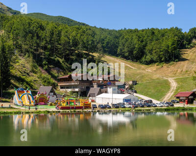 CERRETO LAGHI, Italia - 11 agosto 2019: vista sul lago di Cerreto Laghi dell'Appennino. La zona è conosciuta come una località sciistica ma in estate Foto Stock