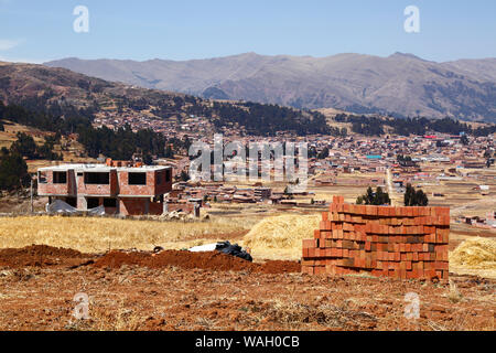 Edificio in costruzione a Nuevo Chinchero, vicino al villaggio originale di Chinchero (in background), finanziati mediante compensazione per il terreno acquistato dal governo da familiies per la costruzione di un nuovo aeroporto di Cusco e Machu Picchu, regione di Cusco, Perù Foto Stock