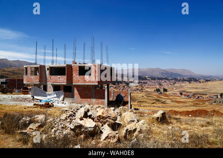 Edificio in costruzione a Nuevo Chinchero, vicino al villaggio originale di Chinchero (in background), finanziati mediante compensazione per il terreno acquistato dal governo da familiies per la costruzione di un nuovo aeroporto di Cusco e Machu Picchu, regione di Cusco, Perù Foto Stock