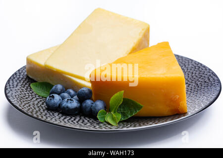Il formaggio Cheddar raccolta, varietà di formaggio Cheddar prodotto da latte di vacca close up Foto Stock