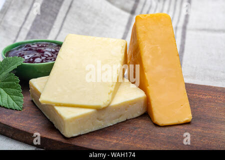 Il formaggio Cheddar raccolta, varietà di formaggio Cheddar prodotto da latte di vacca close up Foto Stock