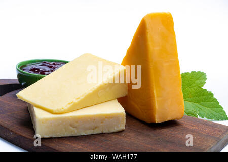 Il formaggio Cheddar raccolta, varietà di formaggio Cheddar prodotto da latte di vacca close up Foto Stock