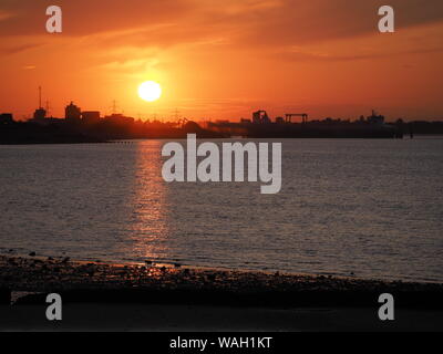 Sheerness, Kent, Regno Unito. 20 Agosto, 2019. Regno Unito Meteo: questa sera al tramonto a Sheerness, Kent. Vista verso la guarnigione punto / Sheerness Docks. Credito: James Bell/Alamy Live News Foto Stock