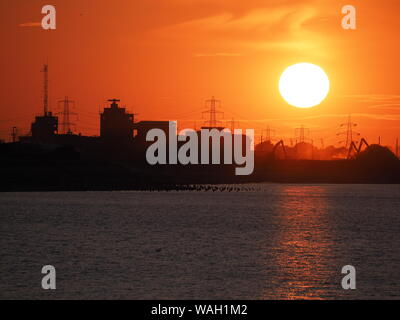 Sheerness, Kent, Regno Unito. 20 Agosto, 2019. Regno Unito Meteo: questa sera al tramonto a Sheerness, Kent. Vista verso la guarnigione punto / Sheerness Docks. Credito: James Bell/Alamy Live News Foto Stock