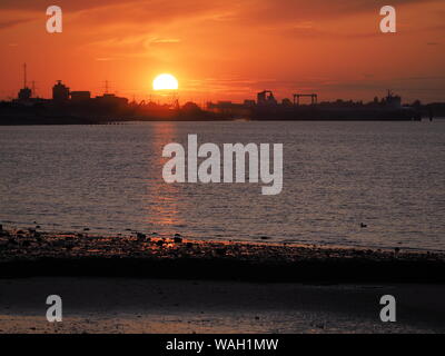 Sheerness, Kent, Regno Unito. 20 Agosto, 2019. Regno Unito Meteo: questa sera al tramonto a Sheerness, Kent. Vista verso la guarnigione punto / Sheerness Docks. Credito: James Bell/Alamy Live News Foto Stock