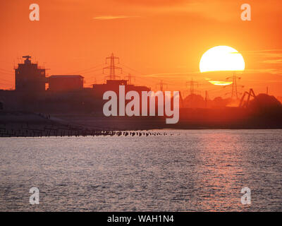 Sheerness, Kent, Regno Unito. 20 Agosto, 2019. Regno Unito Meteo: questa sera al tramonto a Sheerness, Kent. Vista verso la guarnigione punto / Sheerness Docks. Credito: James Bell/Alamy Live News Foto Stock