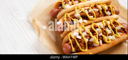 In casa stile di Detroit chili dog su pergamena, vista laterale. Spazio per il testo. Foto Stock