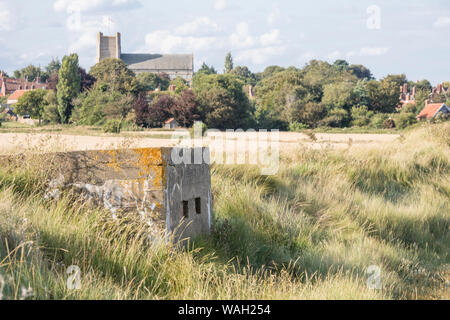 Una guerra mondiale Il scatola di pillole - che si affaccia sul fiume Ore a Orford, costa di Suffolk, Inghilterra, Regno Unito Foto Stock
