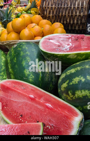 Fresh-cut o meloni angurie sul display a un mercato in stallo su una frutta e verdura stand o mercato bancarella vendendo prodotti freschi Foto Stock