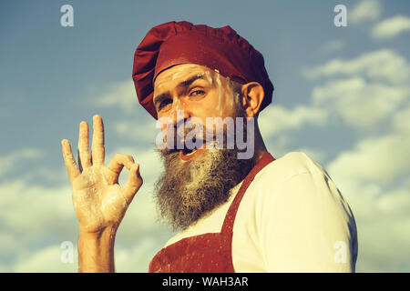 Uomo Barbuto cuocere in Red Hat Foto Stock