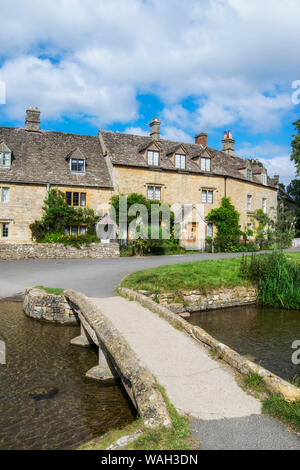 Fila di cottages in Lower Slaughter in Cotswolds, England, Regno Unito Foto Stock