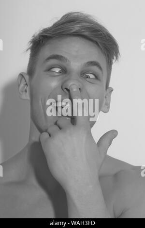 Mimic dell uomo con crazy face Foto Stock