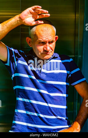 Un uomo esce dall'ascensore. Stile di vita. Foto Stock