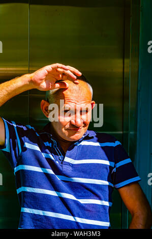 Un uomo esce dall'ascensore. Stile di vita. Foto Stock