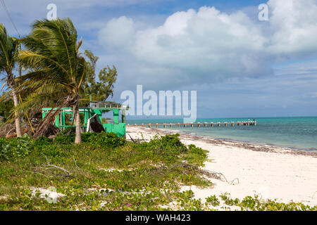 Spiaggia panoramica in Blue Hills area di Providenciales, Turks e Caicos con una capanna abbandonata. Foto Stock