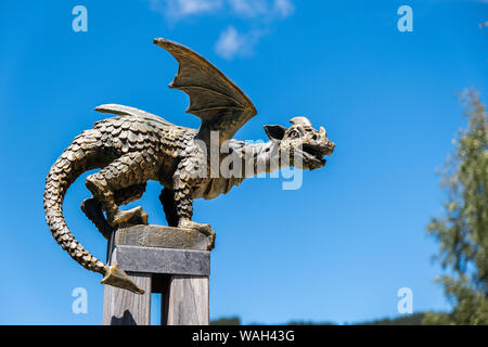 Solcava, 17 agosto 2019: statua in bronzo del Lintver dragon, un cartello sul Solcava strada panoramica sopra valle di Logar in Slovenia Foto Stock